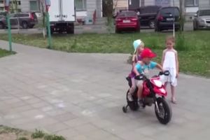 Мальчик эффектно уехал
