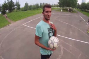 Парень показал крутой фристайл