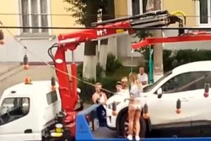 Ради машины танцует стриптиз