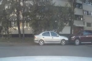 Пацанчик сдает назад во дворе