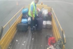 Как грузят чемоданы в русском аэропорту