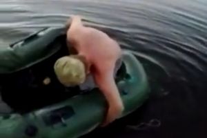 Лодка прорвалась на пол пути
