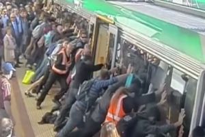 Пассажиры наклонили вагон, дабы помочь человеку
