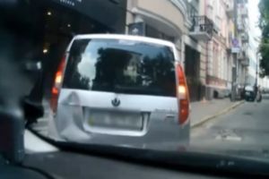 Будет знать теперь как надо парковаться