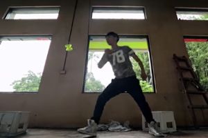 Парень умеет обращаться с йо-йо