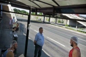 Парни поселились на остановке
