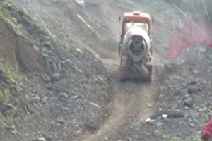 В Сочи перевернулся КАМАЗ