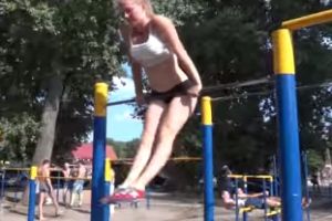 Спортивная девушка показывает свои умения