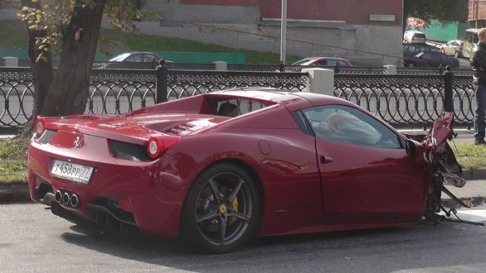 Ferrari протаранил три автомобиля