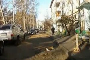 Парень не заметил яму