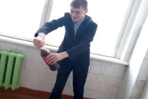Поскользнулся в школьном туалете