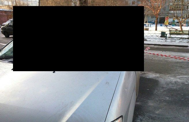 На машину упал кусок бетона