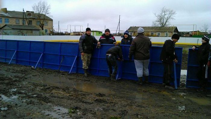 Сами построили каток