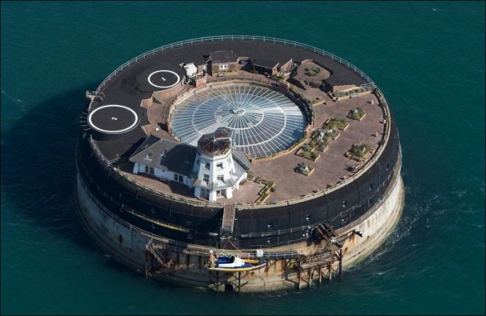 Форт-отель Spitbank посреди океана