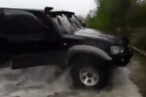 Переплыли на джипе реку