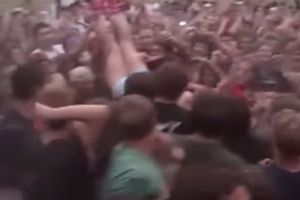 Неудачная прогулка КЭТИ ПЕРРИ в толпе