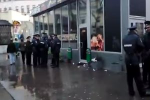 Мужик строит полицейских