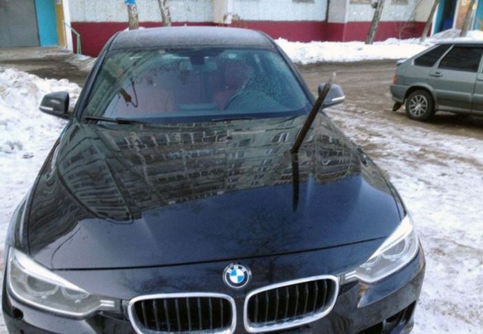 В припаркованный Бумер метнули лом