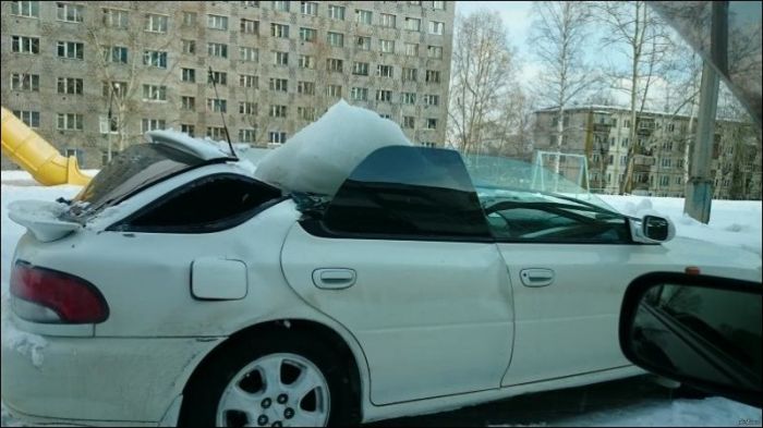 Сосулька упала на машину