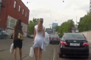 Как женщины переходят дорогу