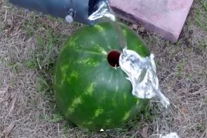 Горячий алюминий залили в арбуз