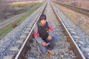 Заряжаем телефон от рельс