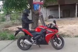 У парня крутой байк