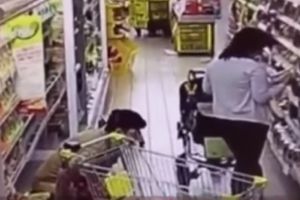 Женщина справляет нужду в магазине