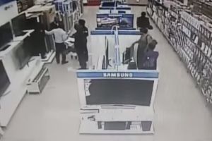 Тетка спрятала телевизор между ног