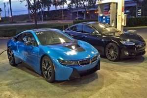 Tesla vs BMW - битва электрокаров