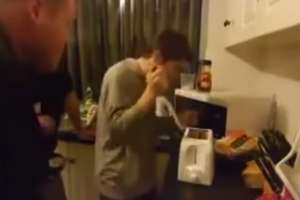 Что будет, если засунуть нож в тостер