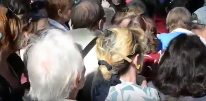 Жители Санкт-Петербурга устроили давку из-за бесплатных яблок