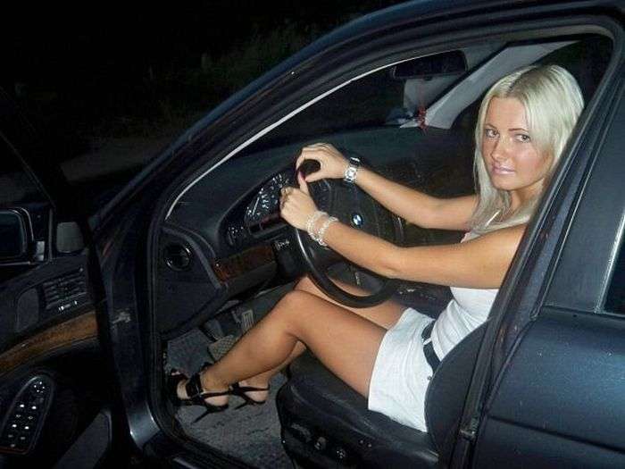Девушки позирующие на фоне автомобилей