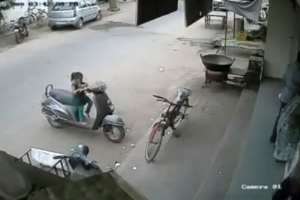 Девочка поехала на скутере