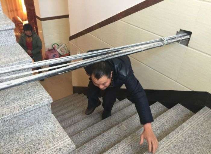 Дом с проходящим внутри кабелем