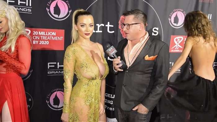 Откровенный наряд модели Playboy Линдси Пелас