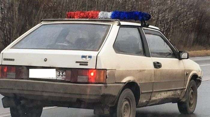 Необычное украшение автомобиля к Новому году