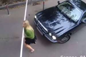 Женщина не может справится со сшлагбауном