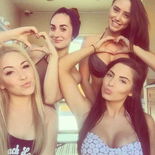 Девушки в бикини работающие в кофейне Bikini Beans Espresso