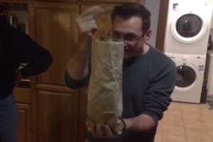 Передал бутылку девушке (фокус)