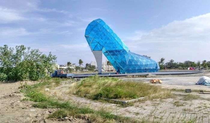 Церковь в форме гиганской женской туфли на каблуке