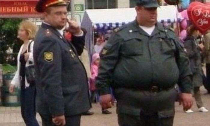 Полицейские, находящиеся далеко не в самой лучшей форме