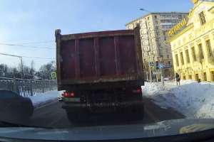 Решил разгрузиться на светофоре
