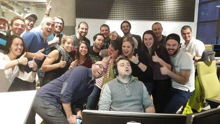 Уснувший на рабочем месте парень стал звездой интернета