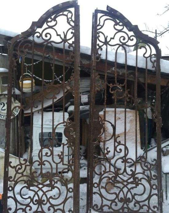 Украденные ворота императорской дачи нашлись на сайте объявлений