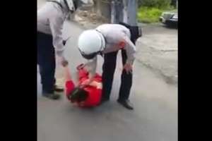 Зря она нож показала