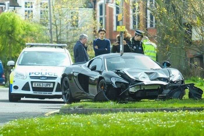 Мужчина разбил суперкар McLaren 650S Spider спустя 10 минут после покупки