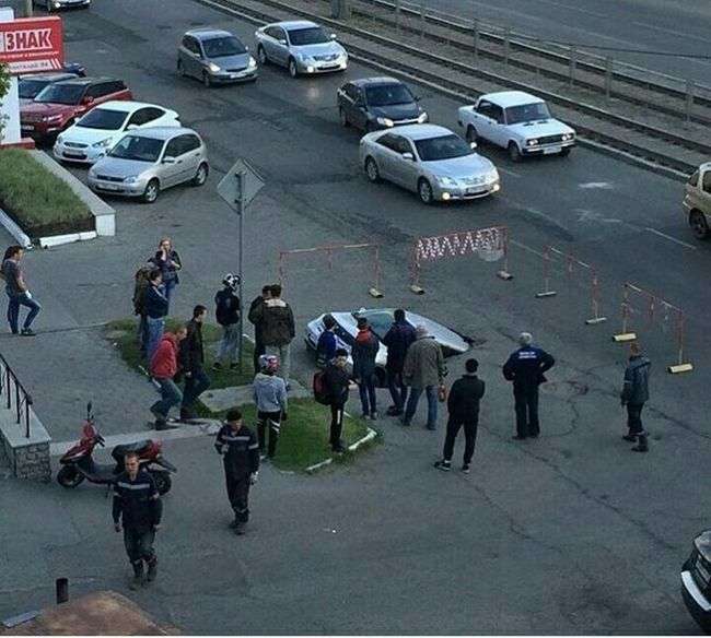 В Барнауле машина  провалилась в пустоту под асфальтом