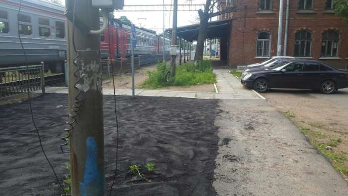Дорожники уложили асфальт прямо на траву