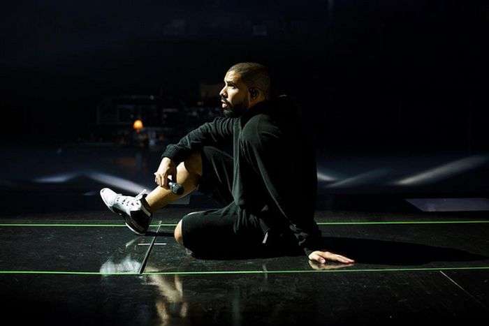 Золотые кроссовки OVO x Air Jordan 10 для рэпера Дрейка